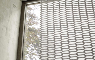 Panel v kolejničce od Louver